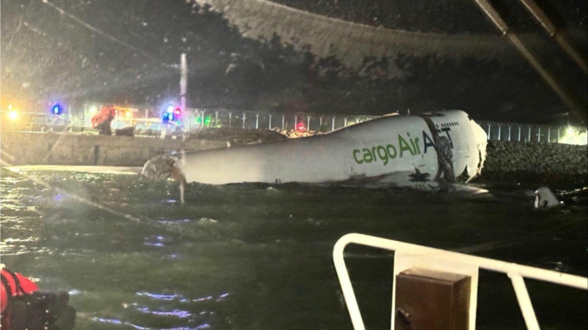 Αεροσκάφος cargo κατέληξε στη θάλασσα μετά την προσγείωση στο Χονγκ Κονγκ - Δύο νεκροί