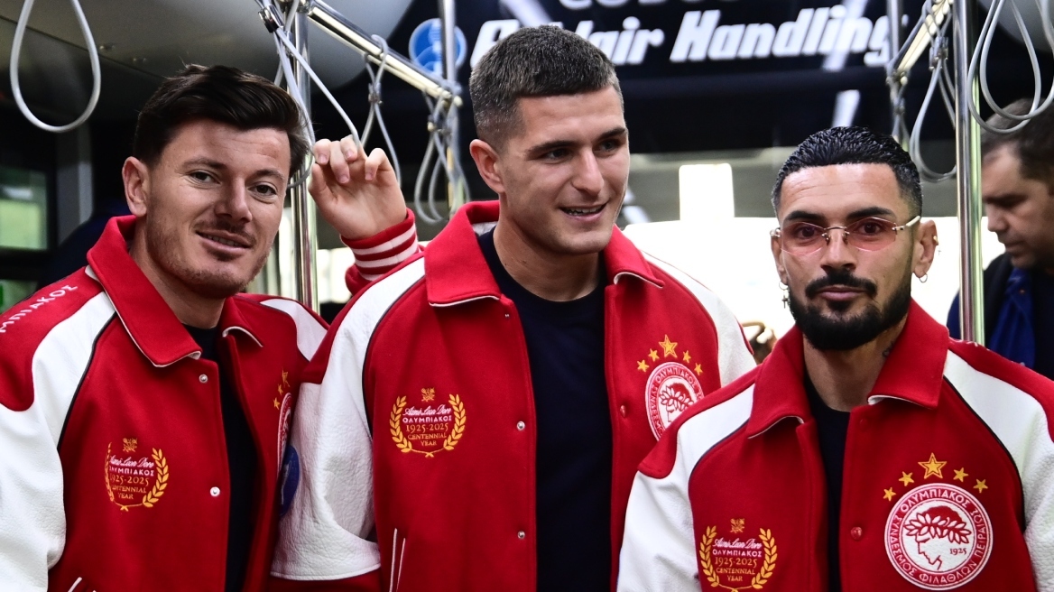 Ολυμπιακός: «Πέταξε» για Βαρκελώνη με τα νέα τζάκετ των 100 χρόνων του συλλόγου