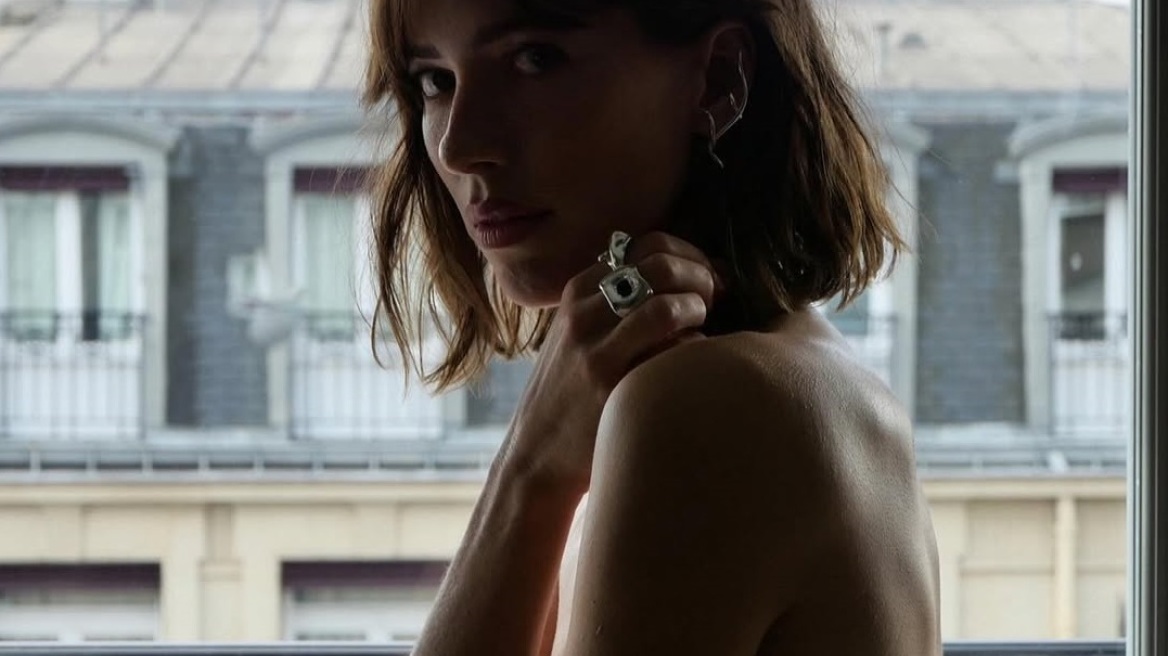 Ρεμπέκα Χολ: Με διάφανο τοπ που παίζει με τις οπτικές ψευδαισθήσεις