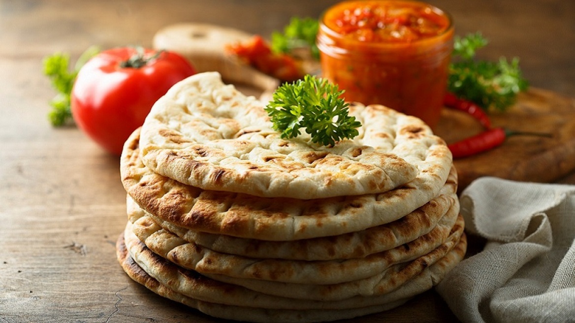 Πίτα λαδωμένη ή αλάδωτη; Οι θερμίδες, οι διαφορές και ποια να επιλέξουμε
