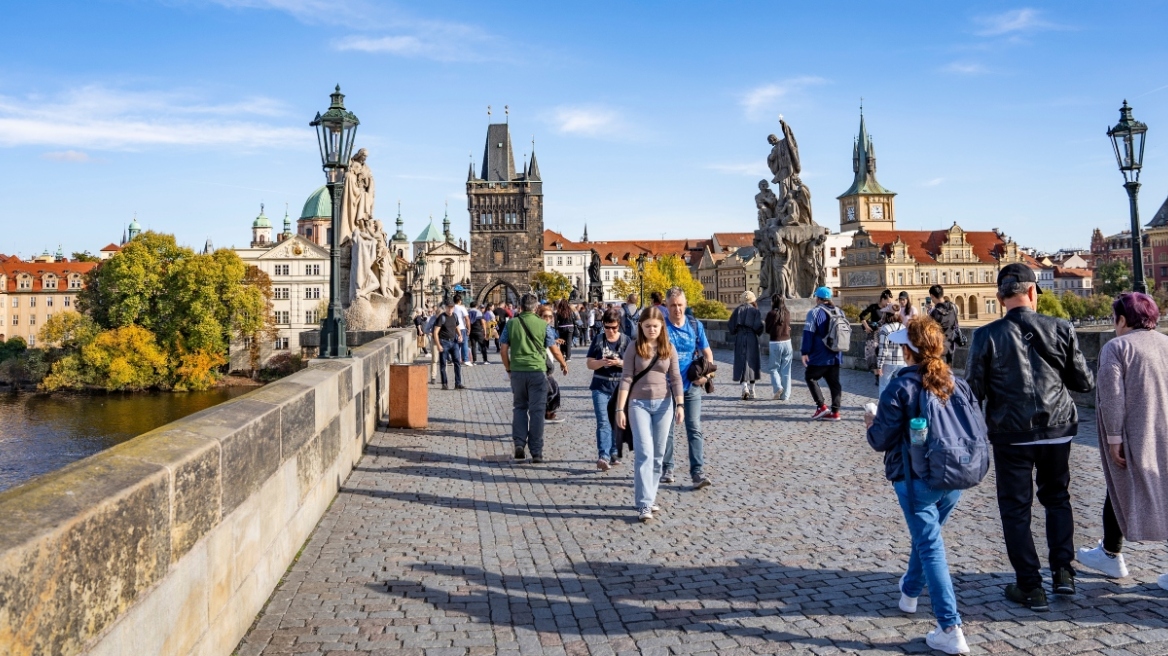 Πράγα: Απαγορεύονται τα ηλεκτρικά πατίνια μετά τα παράπονα κατοίκων για χάος στα πεζοδρόμια 