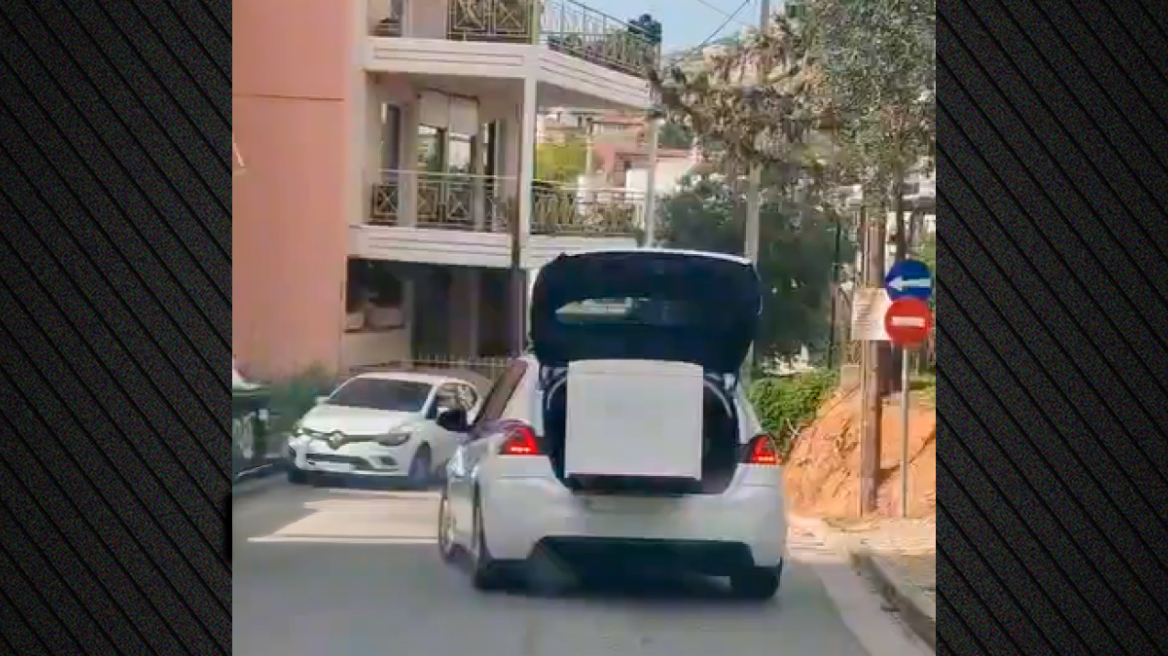 Περιπολικό μετέφερε... ψυγείο στο πορτ μπαγκάζ στο Καματερό - Διατάχθηκε ΕΔΕ μετά το βίντεο στο TikTok