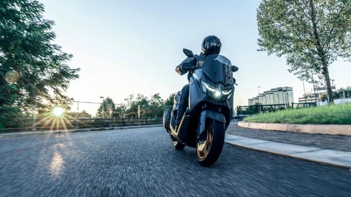 Πότε θα διατεθεί στην ελληνική αγορά το νέο Yamaha NMAX 155 Tech MAX;
