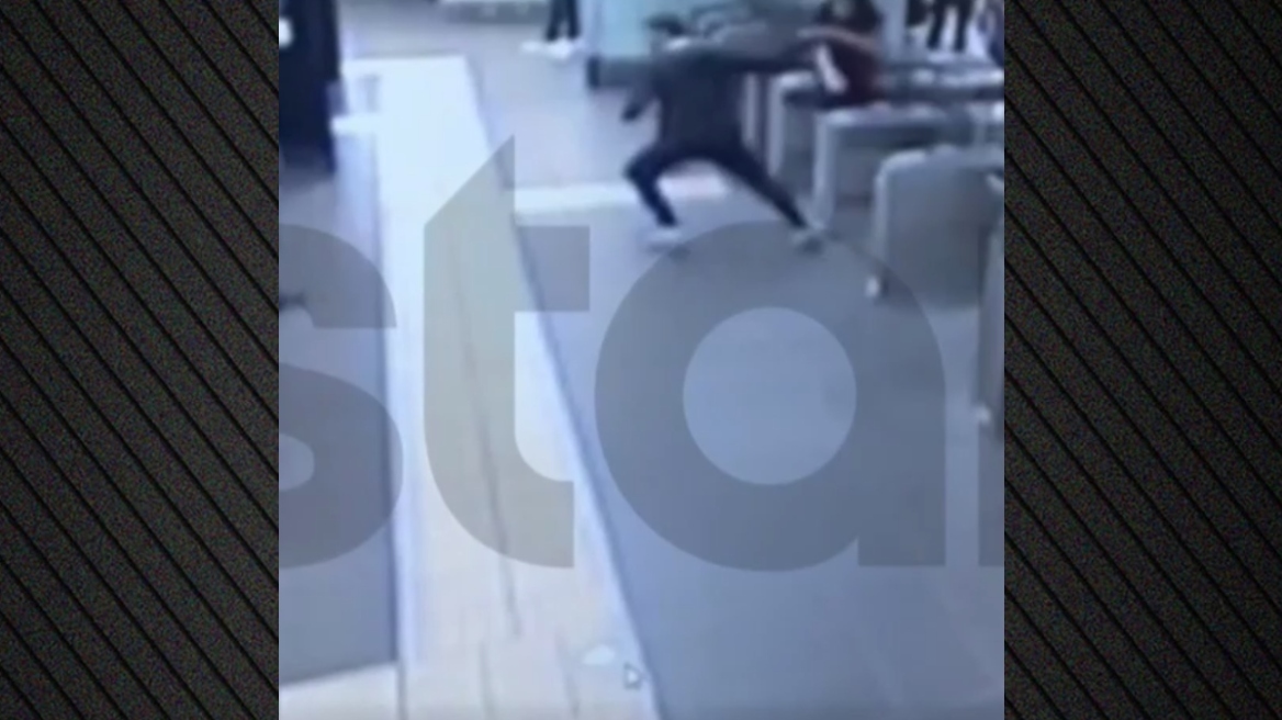 Η στιγμή που ανήλικος αρπάζει χρυσή αλυσίδα από τουρίστρια σε σταθμό του ΗΣΑΠ - Δείτε βίντεο