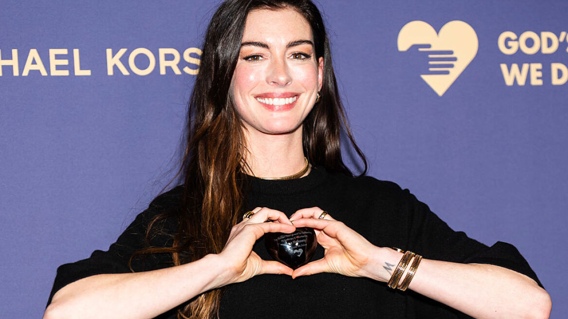 Αν Χάθαγουέι και Τζίτζι Χαντίντ αγκαλιασμένες: Η φωτογραφία από κοινή τους έξοδο 