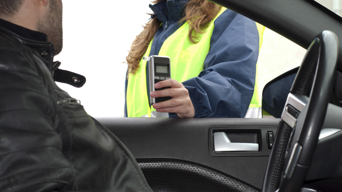 Θεσσαλονίκη: Καταδικάστηκε μεθυσμένος οδηγός που προσέκρουσε σε σταθμευμένο αυτοκίνητο και εγκατέλειψε το σημείο
