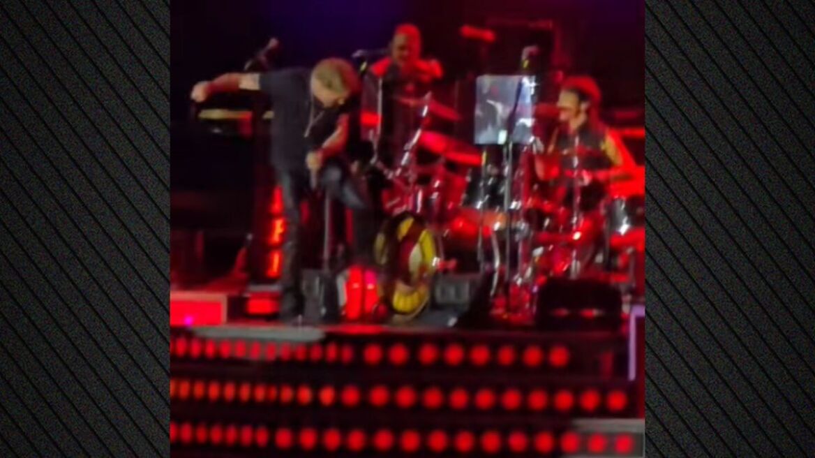 Έξαλλος ο Axl Rose σε συναυλία του με τα τεχνικά προβλήματα - Κλώτσησε τα ντραμς και πέταξε το μικρόφωνό του