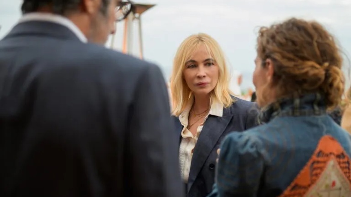 Εμανουέλ Μπεάρ: Θα ήθελε να κλείσει τη ζωή της σε ένα ελληνικό νησί - Οι φωτογραφίες από τη βόλτα της στον Αργοσαρωνικό