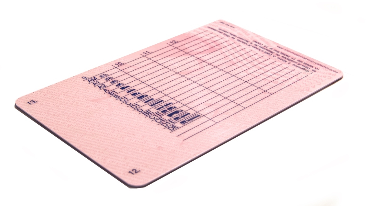 Ευρωπαϊκές άδειες οδήγησης: Θα εκδίδονται νωρίτερα, με μεγαλύτερη ισχύ και αυστηρότερους κανόνες για νέους οδηγούς