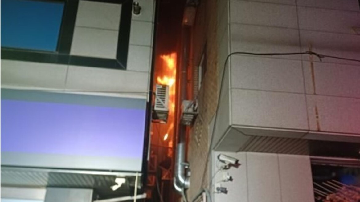 Νοτιοκορεάτισσα προσπάθησε να σκοτώσει κατσαρίδα και έβαλε φωτιά στην πολυκατοικία της - Νεκρή μια γειτόνισσα