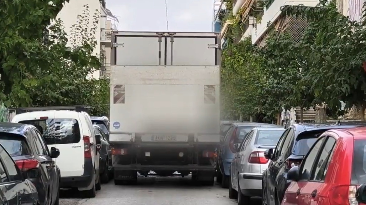 Εξάρχεια: Φορτηγό έχει «κολλήσει» στην Καλλιδρομίου και προκάλεσε φθορές σε εννέα οχήματα - Δείτε βίντεο