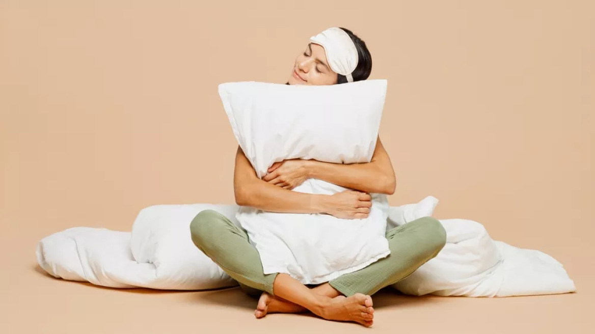 Επιλέξτε το κατάλληλο μαξιλάρι, ανάλογα με τη στάση ύπνου – Bonus tip για όσους κοιμούνται ανάσκελα
