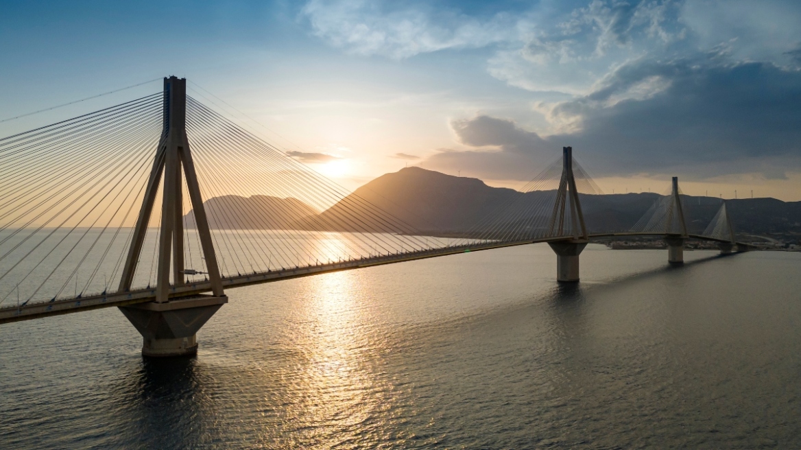 Εργασίες συντήρησης στη Γέφυρα Ρίου – Αντιρρίου σε μεγάλο ύψος με τη συμμετοχή αλπινιστών – Κυκλοφοριακές ρυθμίσεις 