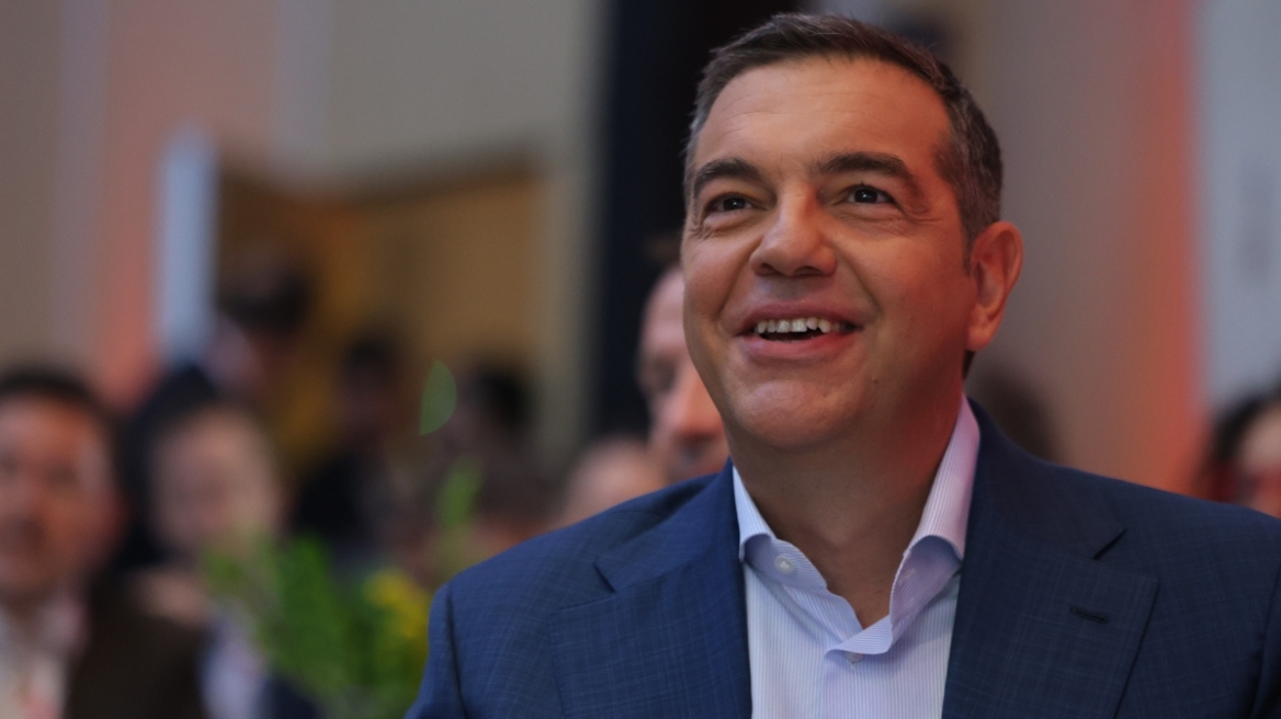 Τσίπρας: Ο Μητσοτάκης δεν διστάζει να συμπεριφέρεται ως ιδιοκτήτης του Άγνωστου Στρατιώτη