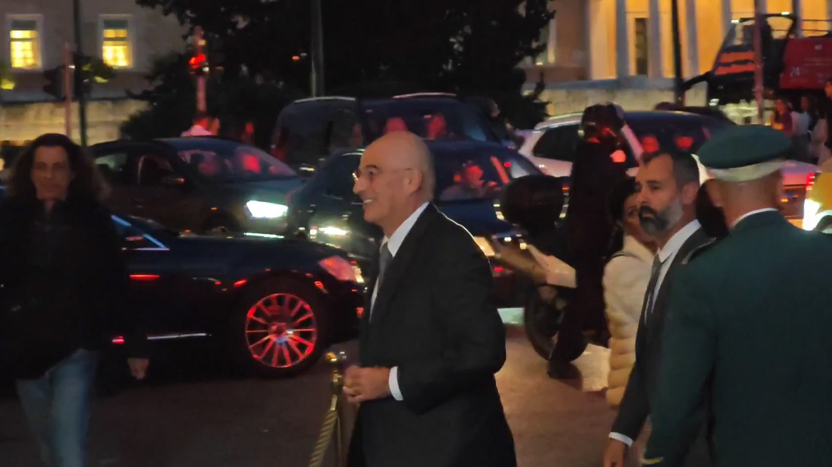 Δένδιας: Παρών σε εκδήλωση στο ξενοδοχείο «Μεγάλη Βρεταννία», απών από τη συζήτηση της τροπολογίας για τον Άγνωστο Στρατιώτη – Η δήλωσή του