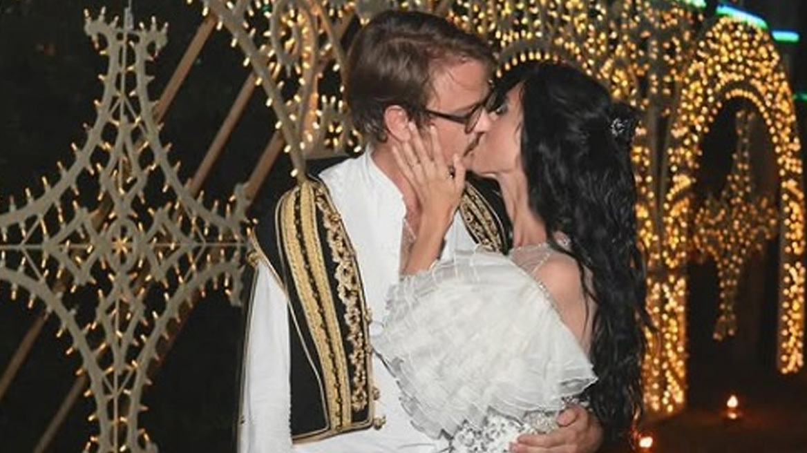 Νικόλας Νιάρχος: Με γιλέκο Εύζωνα στον γάμο του με τη Μαλού Ντάλα Πίκολα στη Ρώμη
