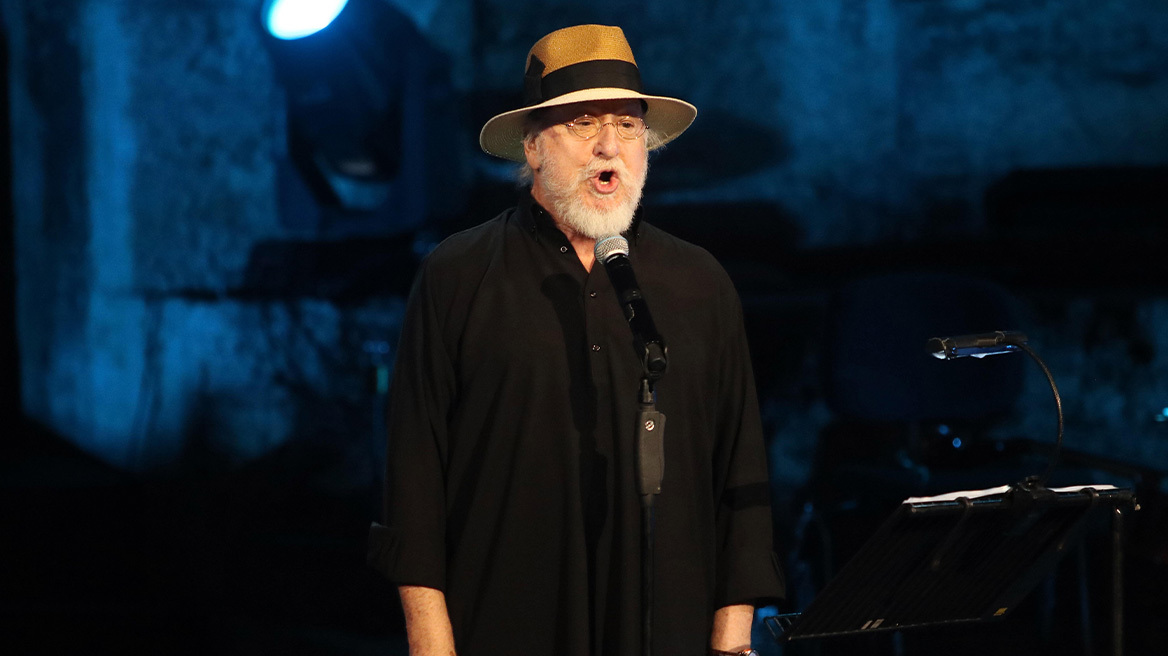 Ο τροβαδούρος για «τα παιδιά με τα μαλλιά και με τα μαύρα ρούχα», που έγινε ο εθνικός μας βάρδος - Η ζωή και η καριέρα του Διονύση Σαββόπουλου