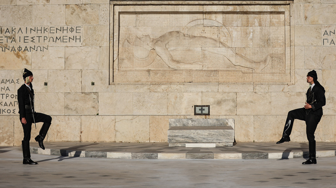 Κυβερνητικά στελέχη: Τα συναρμόδια υπουργεία υπογράφοντας την τροπολογία για τον Άγνωστο Στρατιώτη, έδειξαν εμπράκτως τη στάση τους