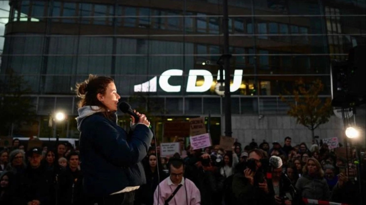 Συγκέντρωση διαμαρτυρίας στο Βερολίνο για τη δήλωση του Μερτς για το «αστικό τοπίο» που επιβαρύνεται από τους μετανάστες 