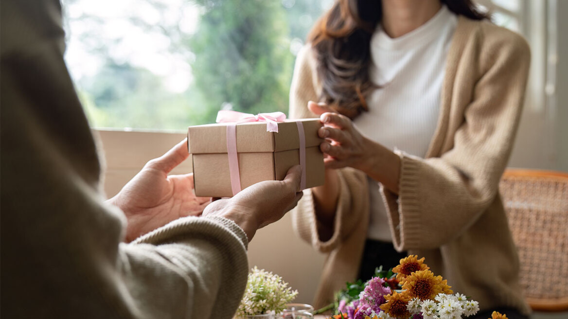 Αυτός είναι ο λόγος που το δώρο που σάς κάνουν έχει πάνω το όνομά σας