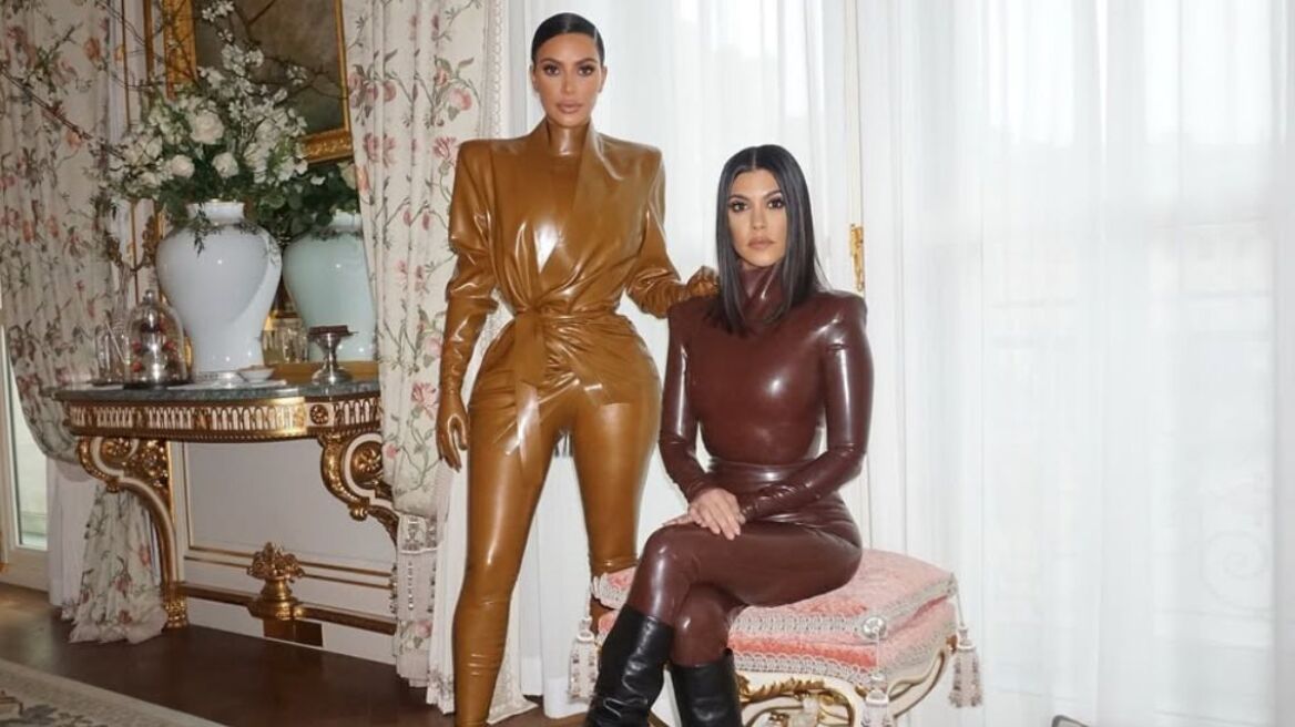 Η Κιμ Καρντάσιαν έκλεισε τα 45 - Οι φωτογραφίες από το παρελθόν με την αδερφή της, Κόρτνεϊ