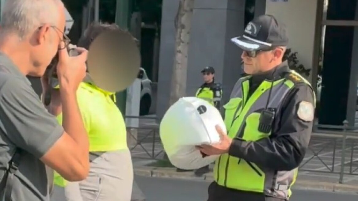 Κράνη σε παραβάτες οδηγούς δικύκλου μοίρασε η Τροχαία - Δείτε βίντεο