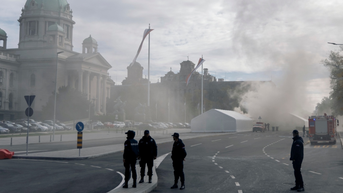 Σερβία: «Με ενοχλούσε ο καταυλισμός και ήθελα να τον εξαφανίσω» είπε ο δράστης που πυροβόλησε και έβαλε φωτιά έξω από τη Βουλή
