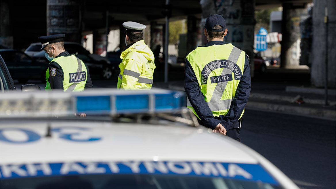 Κίνηση τώρα: Μποτιλιάρισμα στην Αθηνών - Θηβών, λαμαρίνες έκλεισαν μια λωρίδα κυκλοφορίας