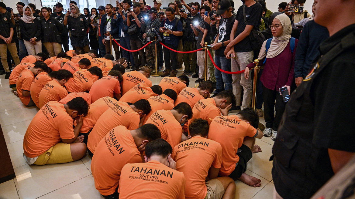 Συνέλαβαν ομοφυλόφιλους και τους διαπόμπευσαν δημοσίως στην Ινδονησία 