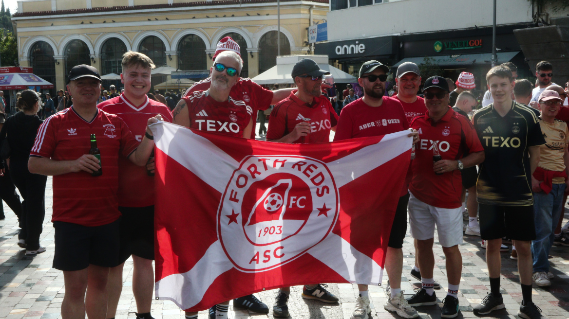 Βόλτα στο κέντρο της Αθήνας έκαναν οι οπαδοί της Αμπερντίν πριν το ματς με την ΑΕΚ - Δείτε φωτογραφίες 