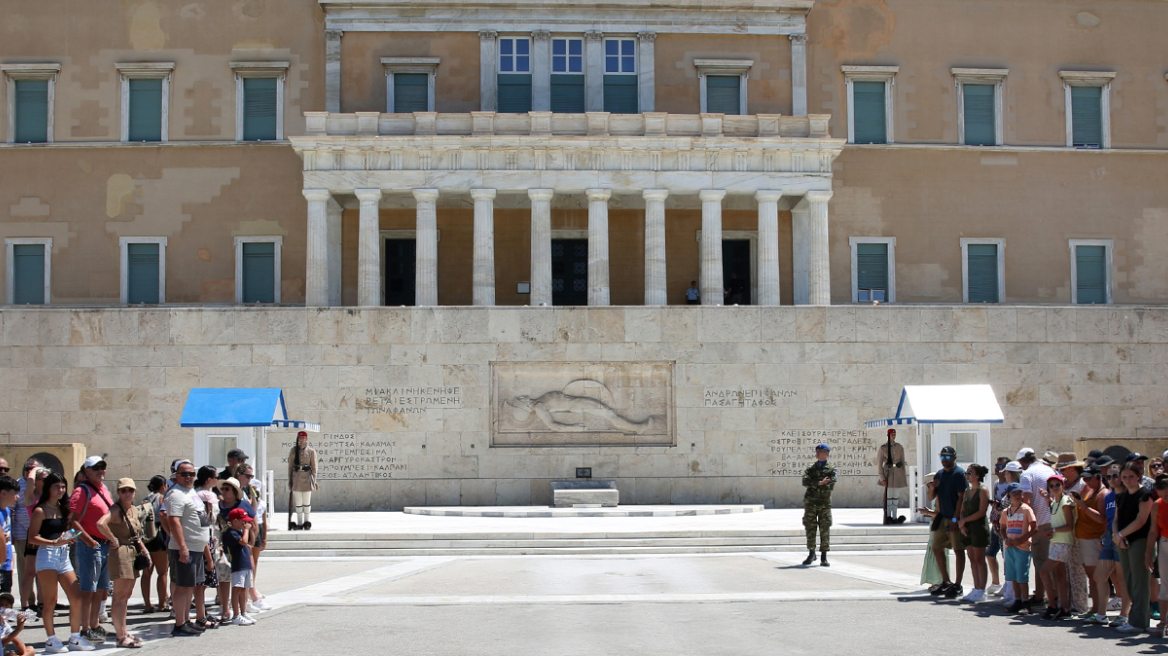 Στην εφαρμογή της τροπολογίας στρέφεται το Μαξίμου μετά τις αναταράξεις για τον Άγνωστο Στρατιώτη και το καρφί Άδωνι σε Δένδια
