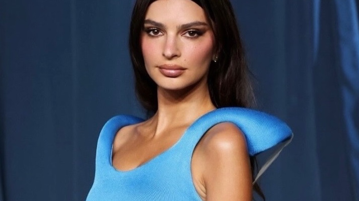 Η Έμιλυ Ραταϊκόσφσκι με γαλάζιο κολλητό φόρεμα, λίγο πριν φωτογραφηθεί γυμνή (εικόνες)