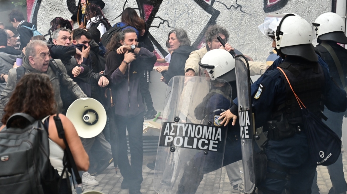 Επεισόδια με κρότου λάμψης και χημικά στην Πρωτοβάθμια Διεύθυνση Εκπαίδευσης στο Μεταξουργείο, δείτε βίντεο