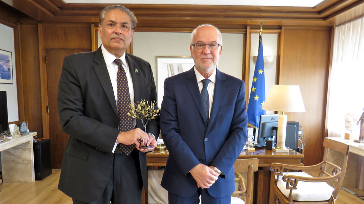 Η παράνομη μετανάστευση το θέμα της συνάντησης Φλωρίδη με τον Πρέσβη του Πακιστάν