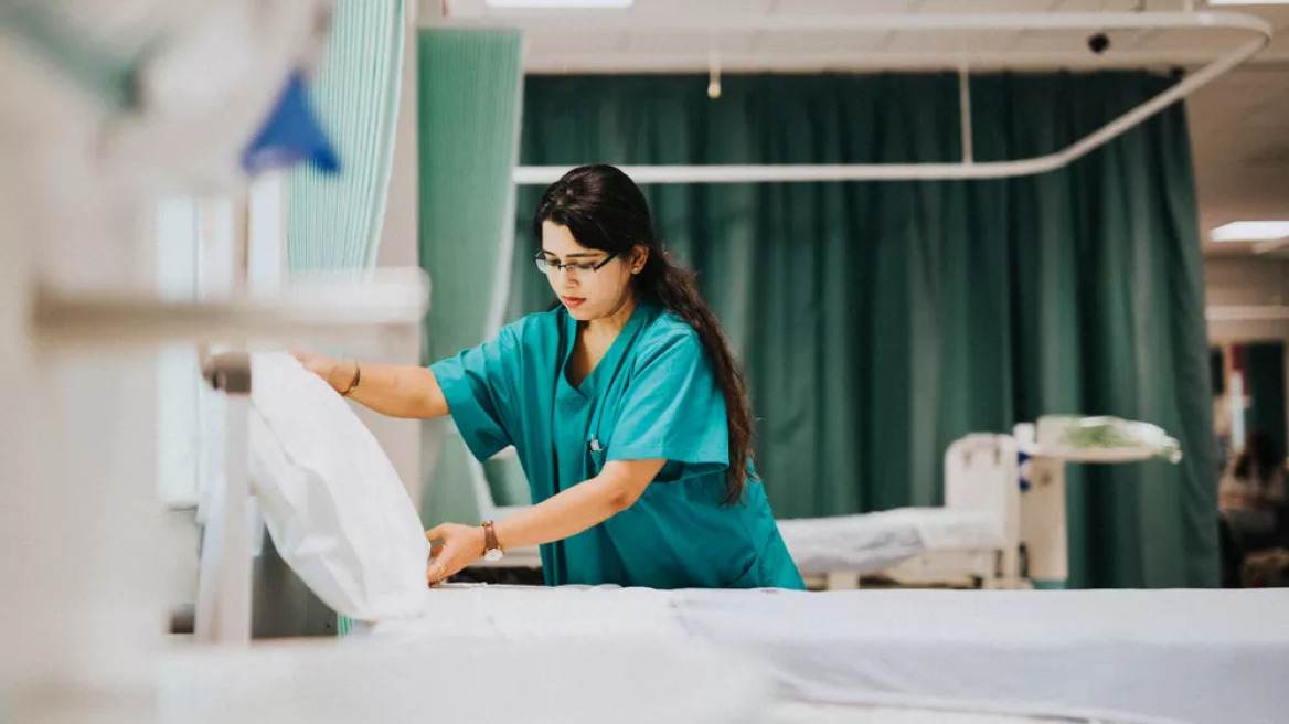 Πώς επιβιώνει ο πιο ανθεκτικός μύκητας «εισβολέας» των νοσοκομείων – Ο ΕΟΔΥ ενημερώνει
