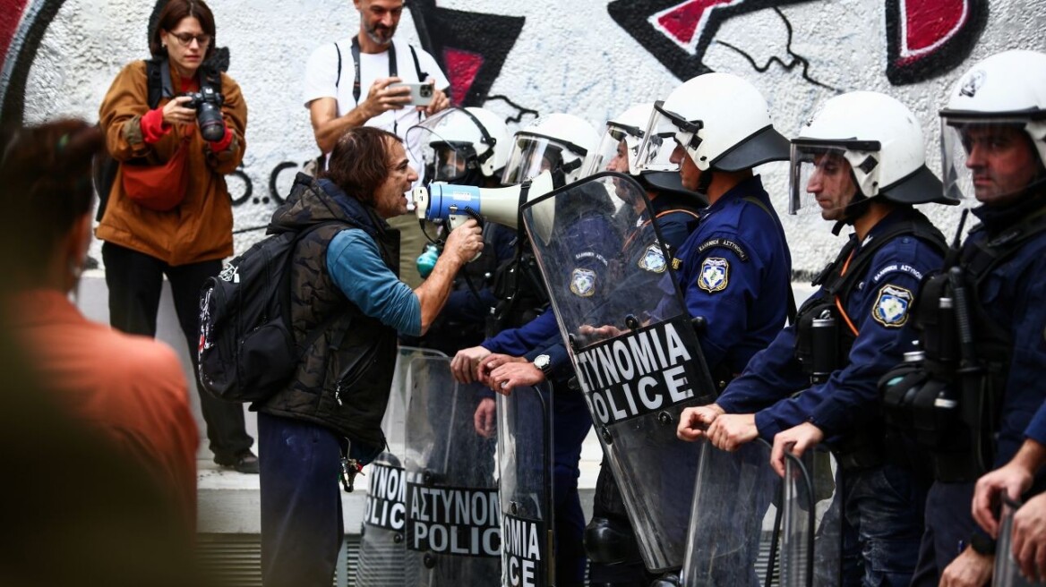 Επικοινωνία Ζαχαράκη με Χρυσοχοΐδη για τα επεισόδια στη Διεύθυνση Πρωτοβάθμιας Εκπαίδευσης στο Μεταξουργείο
