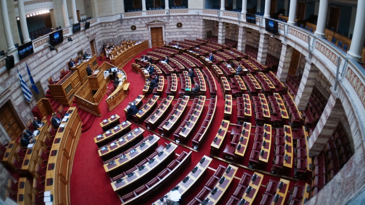 Βουλή: Ψηφίστηκε ο «χρονοκόφτης» για τις ομιλίες των βουλευτών - Ποια κόμματα διαφώνησαν