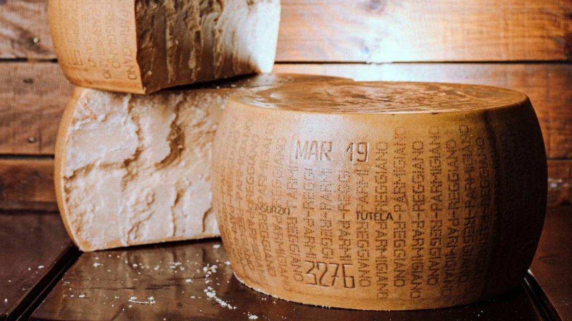 Οι λάτρεις του τυριού δηλώνουν πως θα γίνουν vegan μετά την αποκάλυψη για το πώς φτιάχνεται η παρμεζάνα (vid)