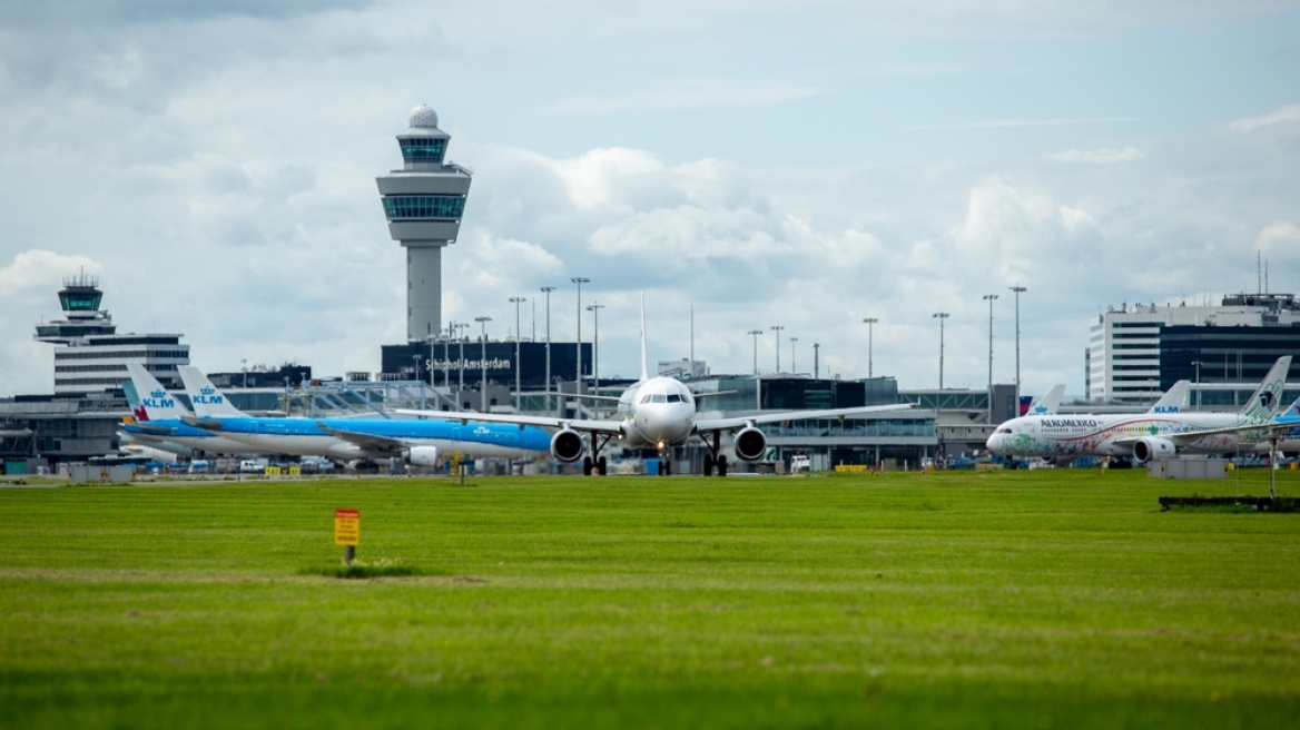 Το αεροδρόμιο του Άμστερνταμ ακυρώνει δεκάδες πτήσεις λόγω επικείμενης καταιγίδας