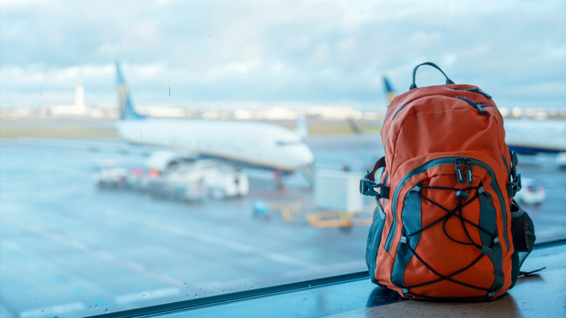 Για έξυπνους ταξιδιώτες: Αυτό είναι το αντικείμενο που δεν πρέπει να λείπει ποτέ από την τσάντα σου σε κάθε πτήση