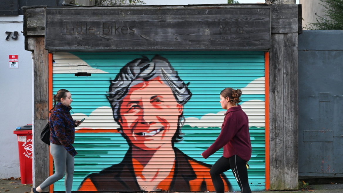 Σαρωτική νίκη για την Κάθριν Κόνολι στις προεδρικές εκλογές στην Ιρλανδία
