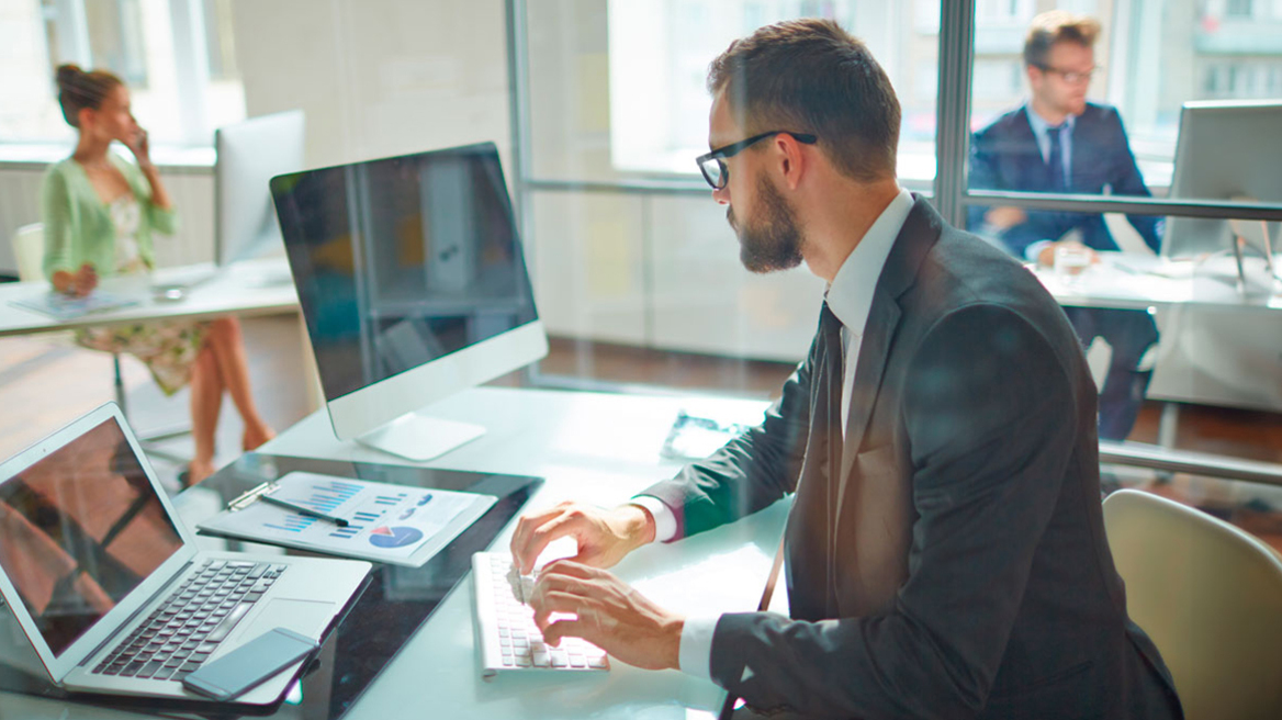 Φόβος έκθεσης: Γιατί πολλοί εργαζόμενοι παραμένουν σιωπηλοί στο γραφείο