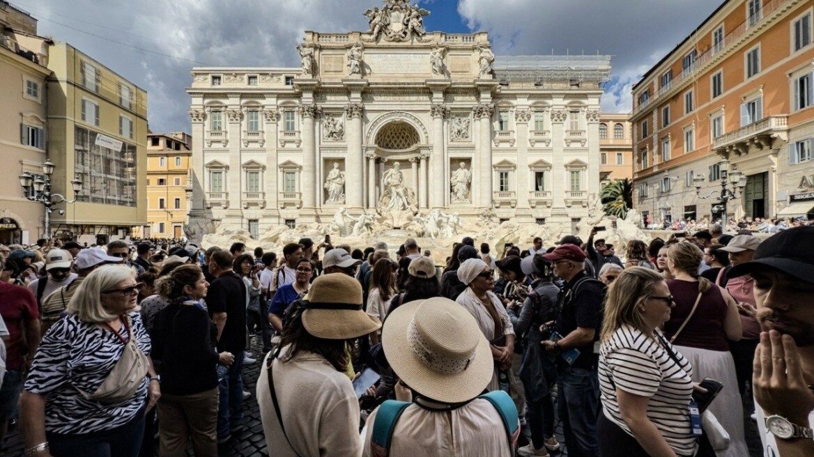 Οι Ευρωπαίοι επεκτείνουν την τουριστική σεζόν στη Μεσόγειο μέσα στο φθινόπωρο, αλλά ανησυχούν για την ακρίβεια