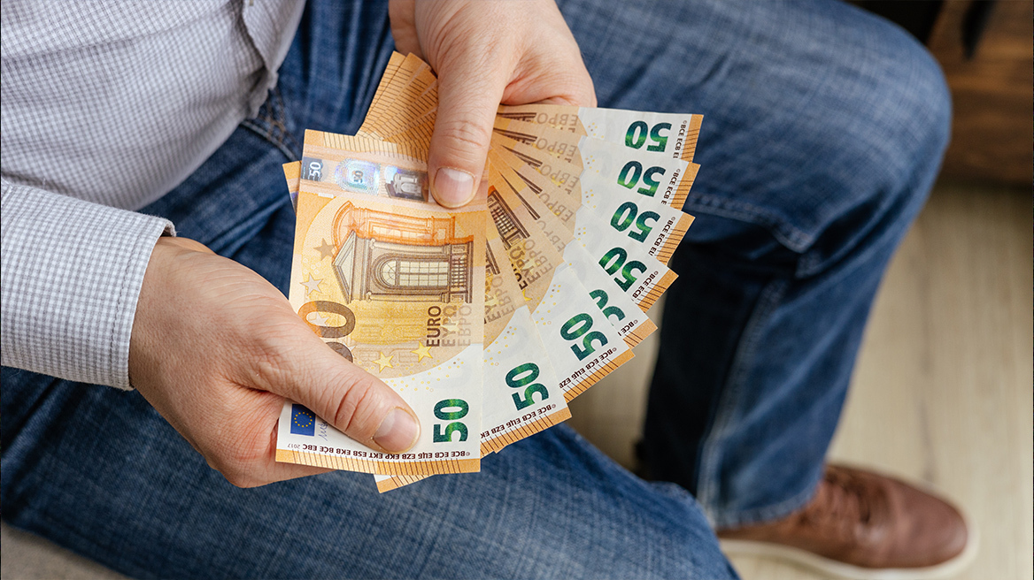 Βγήκε στο δρόμο και άρχισε να πετάει 50ευρα ηλικιωμένος στο Άργος Ορεστικό