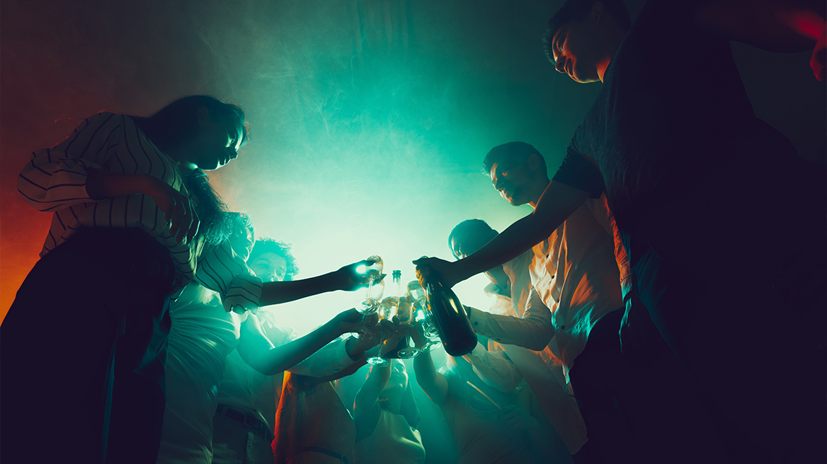 Αλίμονο στους νέους: Ένας στους τρεις 16χρονους πίνει τουλάχιστον πέντε ποτά σε μια νύχτα - Το 92% λέει ότι είναι πολύ εύκολο να βρει αλκοόλ