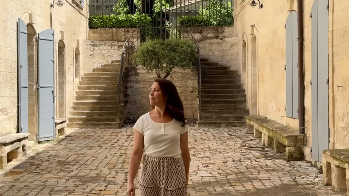 Θα αφήνατε το ChatGPT ν' αποφασίσει σε ποια πόλη θα ζήσετε; Η Τζούλι Νις το έκανε, και βρέθηκε από το Τέξας σε μια μικρή γαλλική πόλη - Δείτε βίντεο