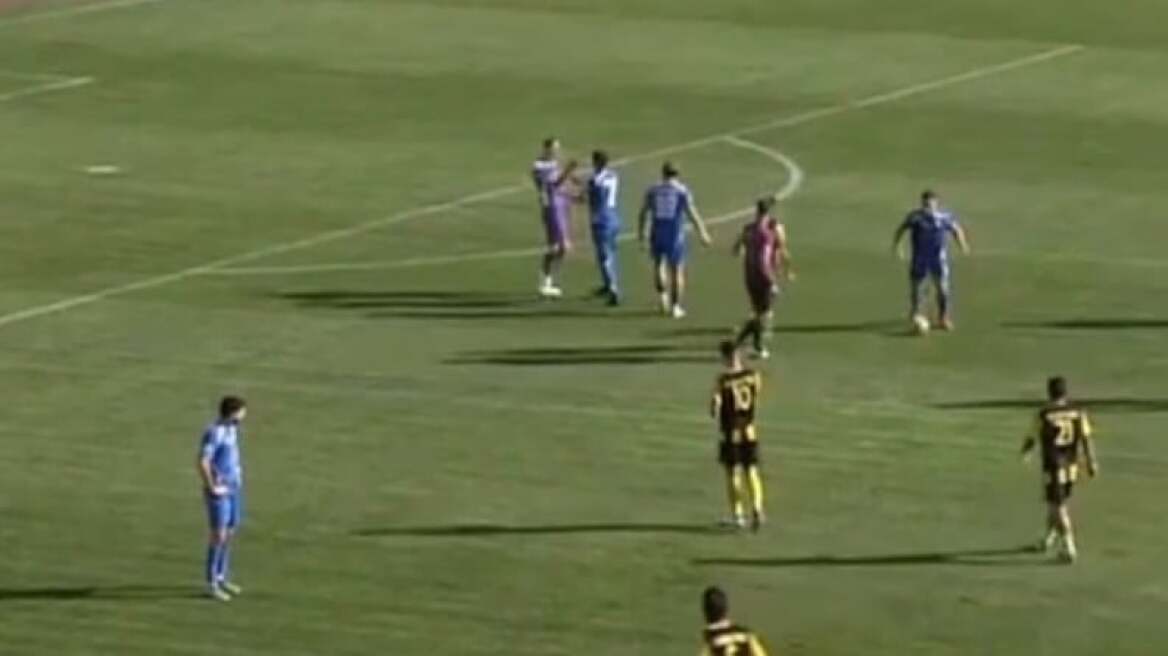 Απίστευτα σκηνικά στη Super League 2: Οι παίκτες της Καβάλας «έστειλαν» τον τερματοφύλακά τους στην κερκίδα μετά τα τραγικά του λάθη - Βίντεο 