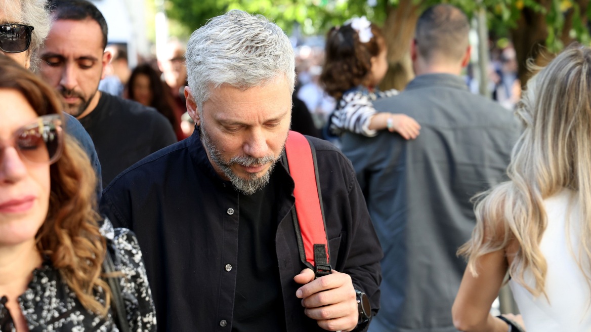Συγκίνησε ο Αλκίνοος Ιωαννίδης στον επικήδειο για τον Διονύση Σαββόπουλο: «Για ποιον έκλαψα;»
