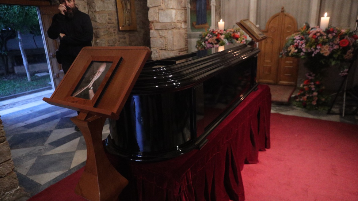 Στο παρεκκλήσι της Μητρόπολης η σορός του Διονύση Σαββόπουλου