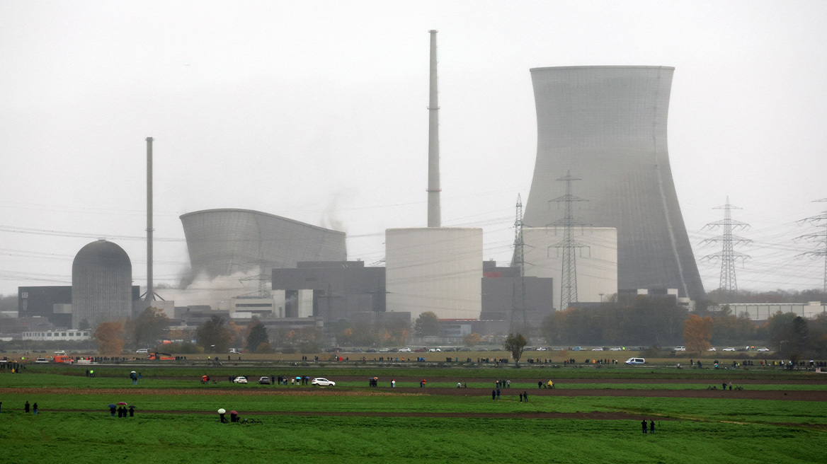 Με ελεγχόμενη κατάρρευση κατεδαφίστηκαν οι πύργοι πρώην πυρηνικού εργοστασίου στη Γερμανία – Δείτε βίντεο
